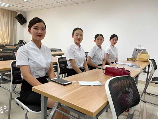 祝贺我校14名学生顺利通过新郑机场贵宾厅岗位面试(图1)