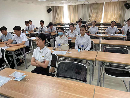 祝贺我校14名学生顺利通过新郑机场贵宾厅岗位面试(图2)